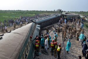 The report points out missing fishplates and damaged track in Nawabshah Train Crash